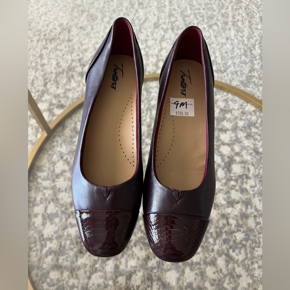 NWT Trotters Daisy Pump, Burgundy Snake, 10 M and 9 M - Picture 3 of 9